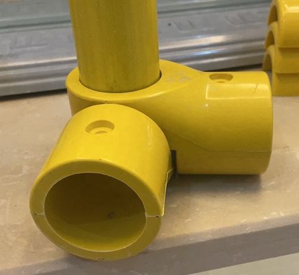 Conector de tubos de ângulo cruzado para o sistema de mangueira