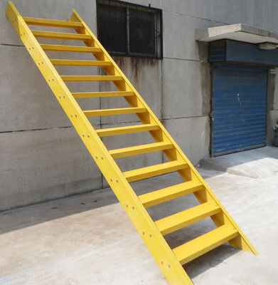 Escala de perfil de FRP antiderrapante com trecho de escada de grade durável