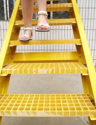 Escadas simples retas para resistência à corrosão química em ambientes industriais