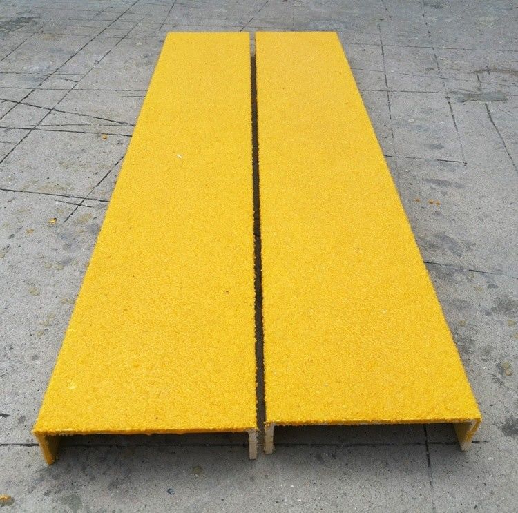 Pistas de escada de FRP com superfície de grelha resistente ao deslizamento para escadas antiderrapagens em zonas de alto tráfego