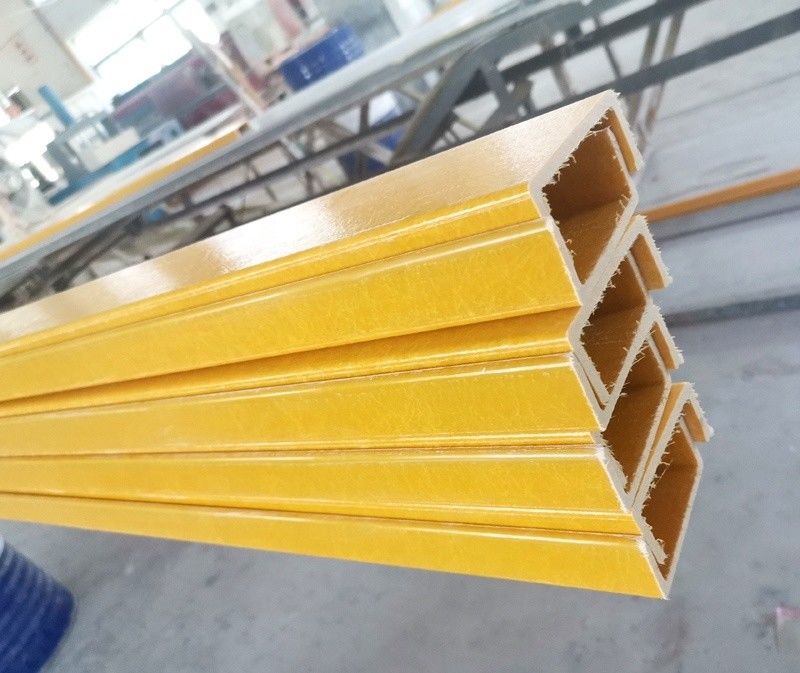 Escalas isoladas com perfis de canais/tubos de FRP leves